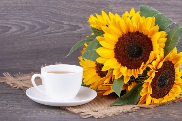 Sunflowers and green tea — Stock Photo, Image
