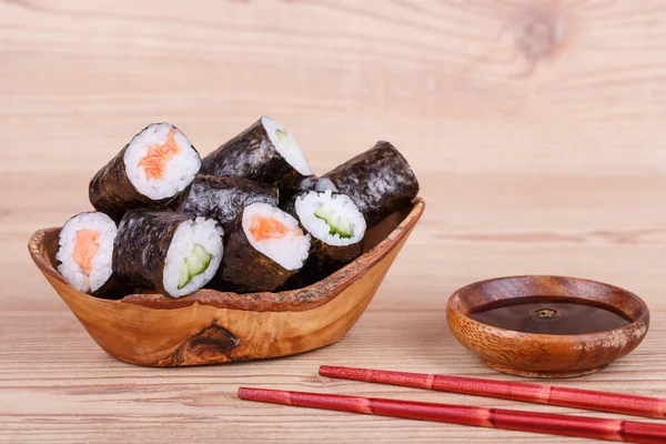 Sushi und Brötchen — Stockfoto