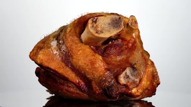 Babi panggang Bavarian Knuckle dengan latar belakang putih berputar mendekat — Stok Video