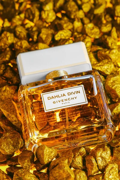 Garrafa de água do banheiro perfume Dahlia Devine Givency Paris sobre tela de fundo — Fotografia de Stock