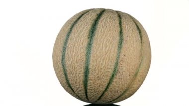 Olgun kavun bütün olarak beyaz arkaplanda döner.