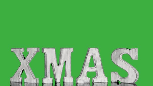 Letras navideñas de madera XMAS en estilo vintage rotan en pantalla verde — Vídeo de stock