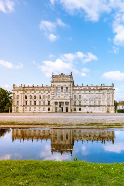 Vista do Palácio de Ludwigslust em um dia de verão — Fotografia de Stock
