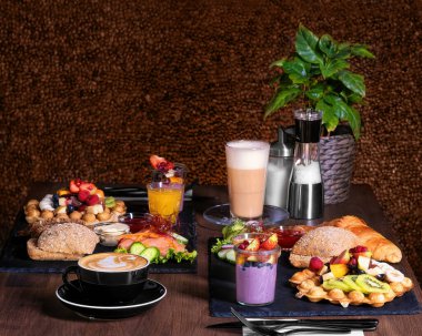 Kırsal ahşap masada iki kişilik kahvaltı ya da brunch seti.