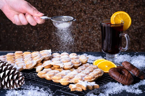 Cialde belghe deliziose fatte in casa cosparse di zucchero a velo — Foto Stock