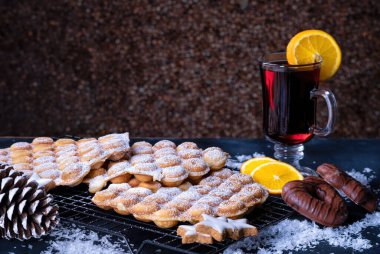 Kahvaltı, ev yapımı lezzetli krepler üzerine pudra şekeri serpiştirilmiş.