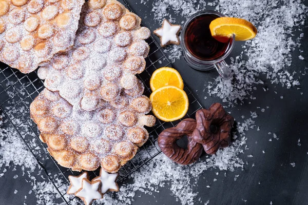 Waffles belgas deliciosos caseiros polvilhados com açúcar em pó — Fotografia de Stock