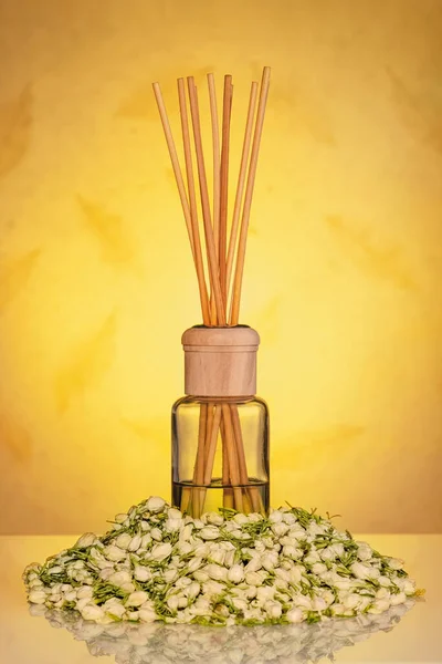 Diffuseur de parfum d'intérieur avec bâtons en bois avec fleurs de jasmin séchées. — Photo