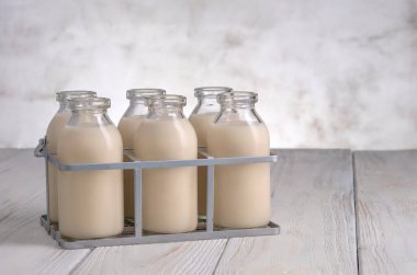 Beyaz arkaplanda badem sütü var.