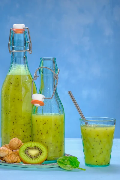 Склянка зеленого шпинату, апельсина, імбиру та ківі здорових коктейлів — стокове фото