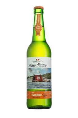 Hamburg, Almanya - 09 Haziran 2022: Bir şişe Strandrauber Natur Radler beyaz arka planda izole edildi. Sanddorn ve Weizen birası.
