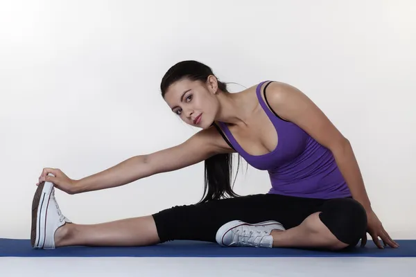 Stretching övningar på en matta — Stockfoto