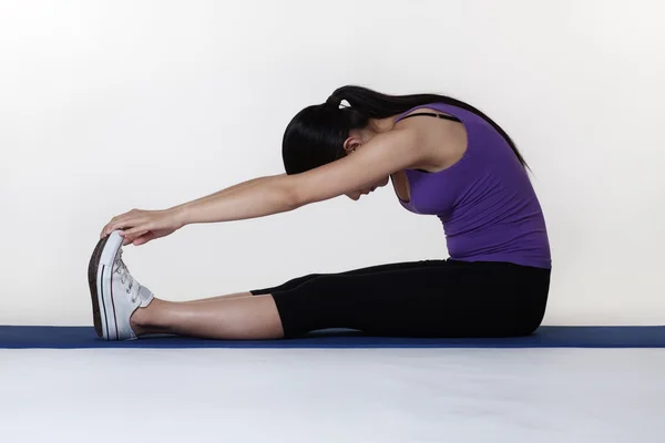 Stretching oefeningen op een mat — Stockfoto