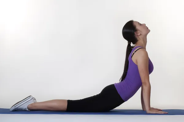 Stretching oefeningen op een mat — Stockfoto