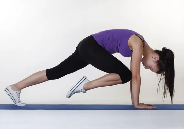 Stretching oefeningen op een mat — Stockfoto