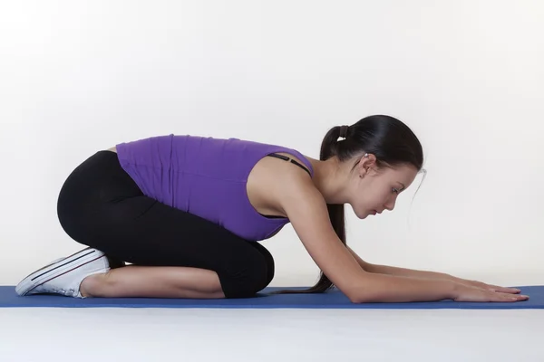 Stretching oefeningen op een mat — Stockfoto