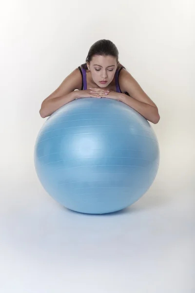 Mirando por encima de pelota gimnasio — Foto de Stock