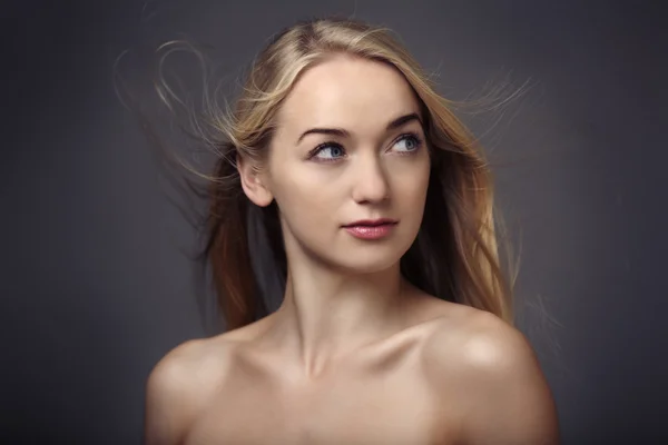 Capelli biondi che soffiano — Foto Stock