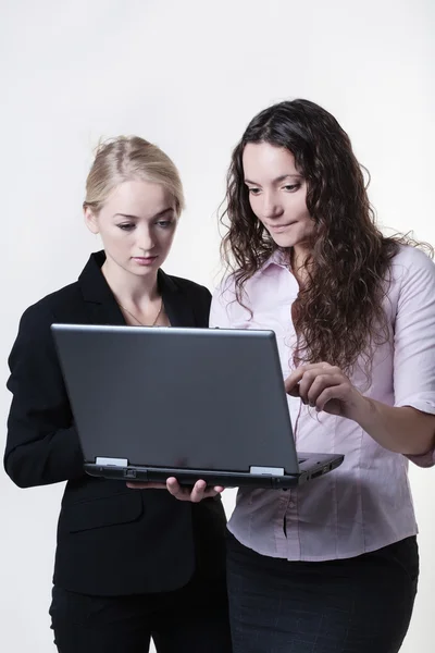 컴퓨터 화면을 보고 두 여자 — 스톡 사진