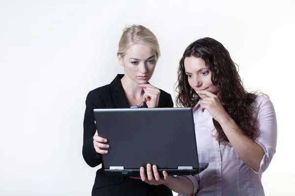컴퓨터 화면을 보고 두 여자 — 스톡 사진