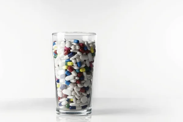 Massor av piller tas — Stockfoto
