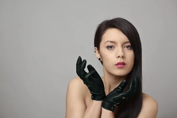 Flickan med de drivande handskarna — Stockfoto