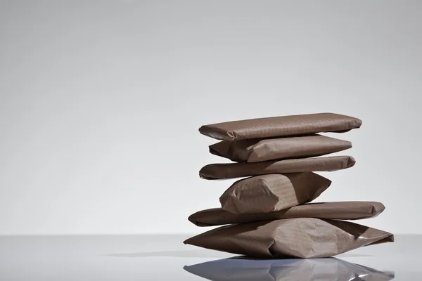 Colis enveloppés dans un pappeur brun — Photo