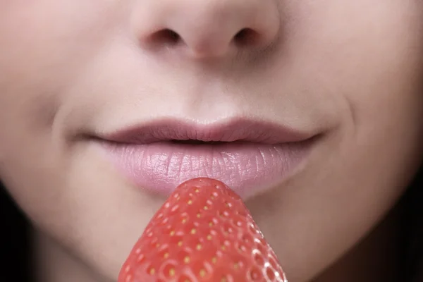 Eating strawberry — Stock Photo, Image