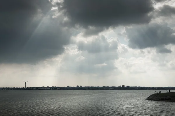 Horizonte nublado sobre o rio Tâmisa — Fotografia de Stock
