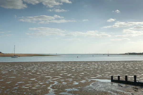 Vista de la orilla del mar con marea en Brightlingsea, Essex —  Fotos de Stock