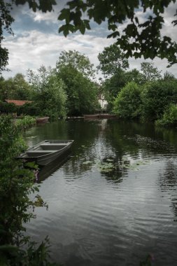 Çerçeveli çalılar ve ağaçlar Nehri üzerinde tekne görünümünü