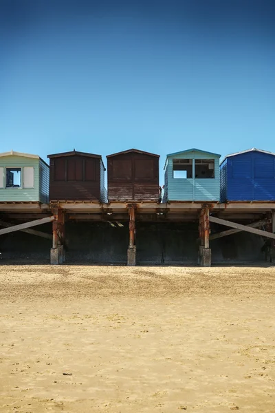 Tengerparti kunyhót a tengerparton, Frinton, Anglia — Stock Fotó