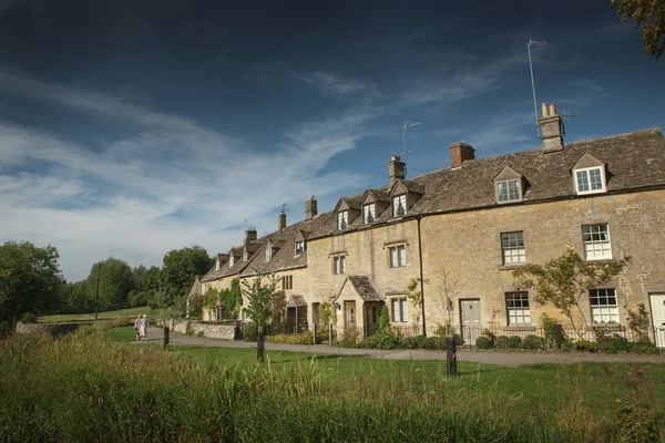 Pohled na kamenné chalupy v dolní porážky, cotswold, Anglie — Stock fotografie