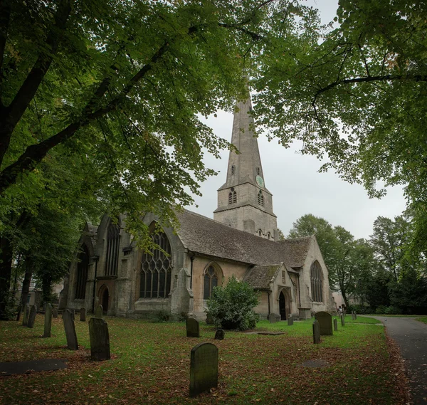 Landskab udsigt over en engelsk kirke - Stock-foto