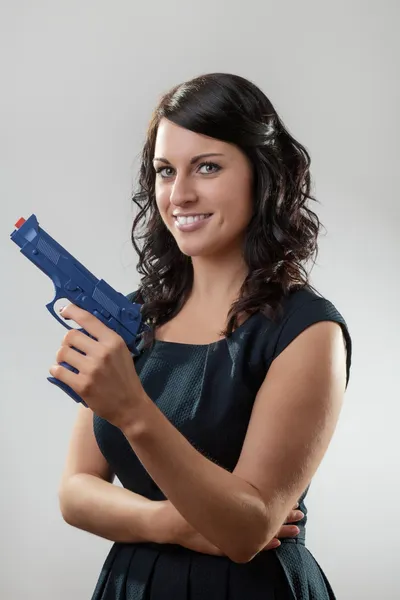 Femme avec pistolet jouet — Photo