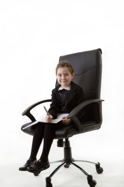 bir iş kişi olarak giyinmiş çocuk