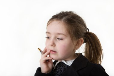 bir iş kişi olarak giyinmiş genç çocuk