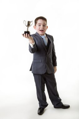 bir iş kişi olarak giyinmiş genç çocuk