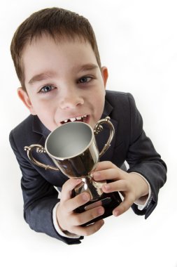 bir iş kişi olarak giyinmiş genç çocuk