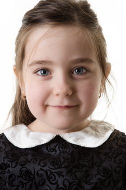 bir iş kişi olarak giyinmiş genç çocuk