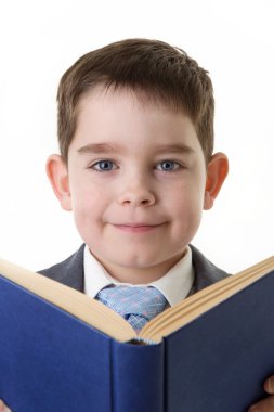 bir iş kişi olarak giyinmiş çocuk