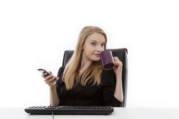 Frau arbeitet am Schreibtisch — Stockfoto