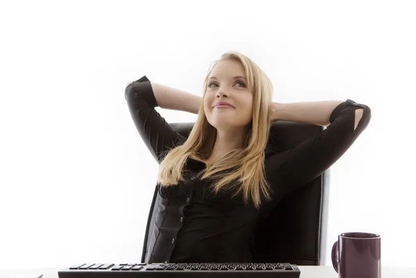 Mujer trabajando en su escritorio — Foto de Stock