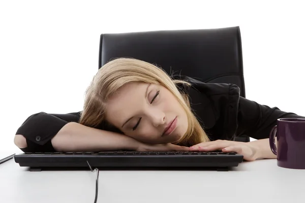 Frau arbeitet am Schreibtisch — Stockfoto