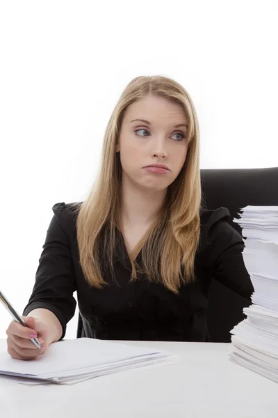 Mujer trabajando en su escritorio — Foto de Stock