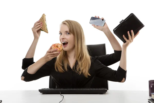 Mulher ocupada em sua mesa — Fotografia de Stock