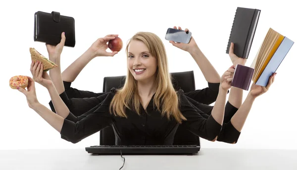 Femme occupée à son bureau — Photo