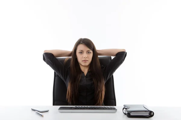 Affärskvinna som sitter vid hennes skrivbord — Stockfoto
