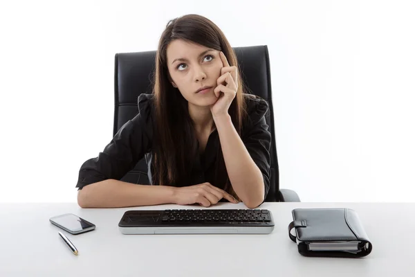 Zakenvrouw zit op haar Bureau — Stockfoto