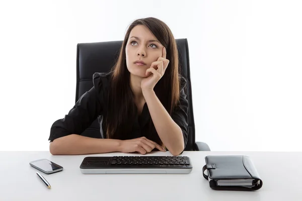 Mujer de negocios sentada en su escritorio —  Fotos de Stock